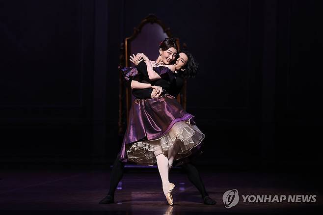 국립발레단 '카멜리아 레이디' (서울=연합뉴스) 임화영 기자 = 6일 서울 서초구 예술의전당 오페라극장에서 열린 국립발레단 제204회 정기공연 '카멜리아 레이디' 프레스콜에서 마르그리트 코티에 역의 조연재와 아르망 뒤발 역의 변성완이 시연하고 있다. 2025.5.6 hwayoung7@yna.co.kr
