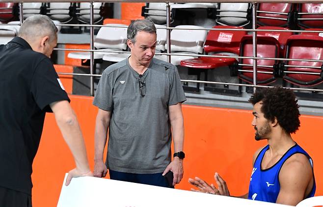 외국인 트라이아웃에 참가한 미힐 아히(오른쪽)와 파에스 우리카드 감독(중앙) [한국배구연맹 제공. 재판매 및 DB 금지]