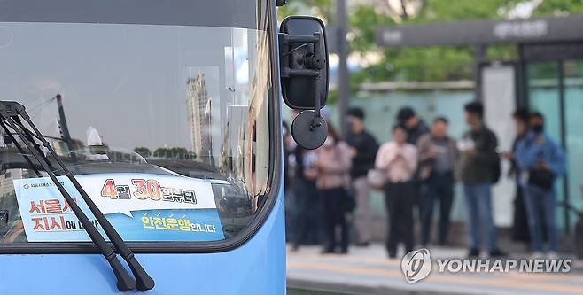 노사협상 결렬로 '준법투쟁' 돌입한 서울 시내버스 노조 (서울=연합뉴스) 김성민 기자 = 서울 시내버스 노사협상이 결렬되면서 노조가 '준법투쟁'에 돌입한 30일 오전 서울역 앞 버스환승센터의 한 버스에 준법투쟁 안내문이 놓여있다. 2025.4.30 ksm7976@yna.co.kr