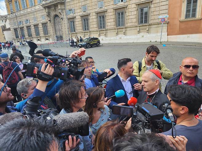 취재진에게 둘러싸인 베스코 추기경 (바티칸=연합뉴스) 신창용 특파원 = 알제리의 장 폴 베스코 추기경이 6일(현지시간) 바티칸에서 열린 추기경 총회를 마친 뒤 취재진과 인터뷰하고 있다. 2025.05.06 changyong@yna.co.kr