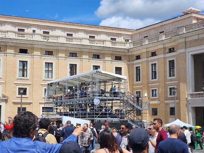 콘클라베 생중계할 방송사 카메라 (바티칸=연합뉴스) 신창용 특파원 = 6일(현지시간) 바티칸 성 베드로 광장에서 하루 앞으로 다가온 콘클라베 생중계를 준비하는 방송사 모습. 2025.05.06 changyong@yna.co.kr