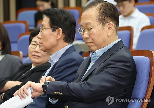 '촉박한 단일화의 시간' (서울=연합뉴스) 김주성 기자 = 국민의힘 권영세 비상대책위원장이 6일 서울 여의도 국회에서 열린 의원총회에서 시계를 보고 있다. 
    권 비대위원장은 발언을 통해 한덕수 후보와의 단일화에 대해 "어떻게든 11일까지는 완료돼야 한다"고 말했다. 2025.5.6 utzza@yna.co.kr