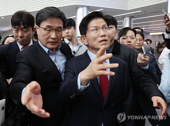 김문수 후보 일정 중단 (경주=연합뉴스) 서명곤 기자 = 국민의힘 김문수 대선 후보가 6일 아시아태평양경제협력체(APEC) 회의장인 경북 경주시 경주화백컨벤션센터에서 국민의힘 재선 의원 모임 간사인 엄태영 의원과 초선 의원 모임 간사인 김대식 의원의 방문을 받고 일정 중단을 선언한 뒤 이동하고 있다. 2025.5.6 seephoto@yna.co.kr