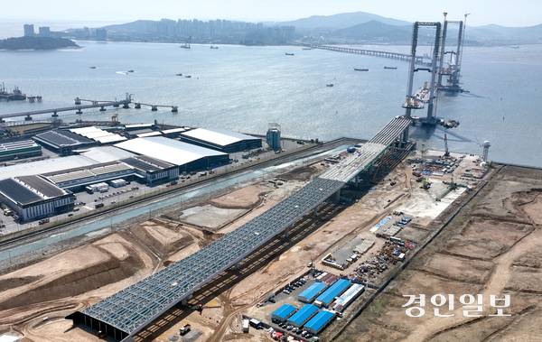 28일 오전 제3연륙교 주탑 상판 작업이 한창이다. 서구는 이 주탑 위치를 근거로 제3연륙교 명칭이 ‘청라대교’가 돼야 한다고 주장하지만, 중구는 인천 도시브랜드를 압축한 ‘영종하늘대교’로 정해야 한다고 맞서고 있다. 2025.4.28 / 경인일보 DB