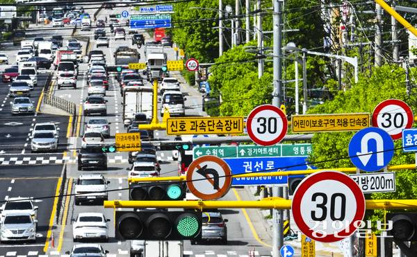 7일 오후 차량 통행 제한속도가 시속 30㎞인 수원시내 한 초등학교 인근 어린이보호구역에서 차량이 서행하고 있다. 2025.5.7 /이지훈기자 jhlee@kyeongin.com