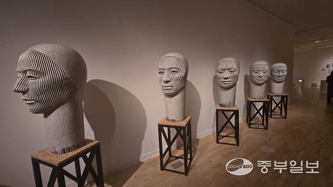 신상호 작가의 '아프리카 시리즈-헤드'. 임창희기자