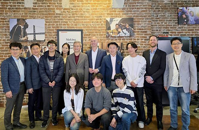 김동근 의정부시장(뒷줄 오른쪽 4번째)이 4월 1일(현지시각) 미국 샌프란시스코에 위치한 미네르바대학교 본부에서 미네르바대학교 및 매경미디어그룹과 '글로벌 교육 및 혁신 생태계 구축'을 위한 3자 간 업무협약을 체결하고 있다. 사진=의정부시청