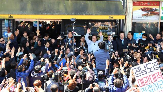 좋은 세상을 만들겠다고 약속한 이재명 후보에게 지지자들이 두 손들어 환호하고 있다. / 사진=국승호 기자