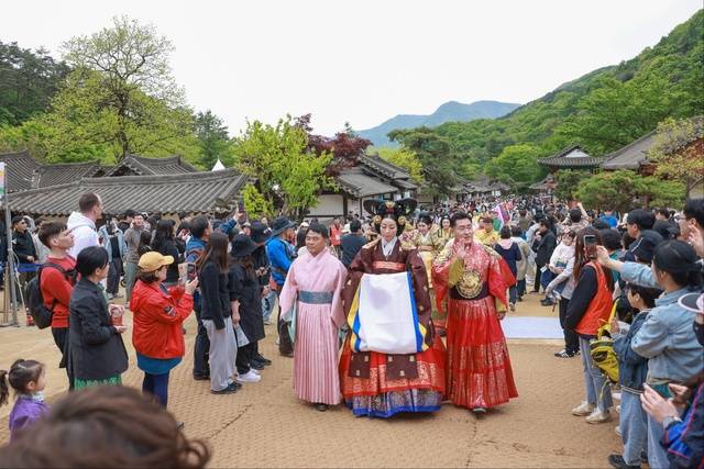찻사발축제에서 열린 한복패션쇼. 문경시 제공