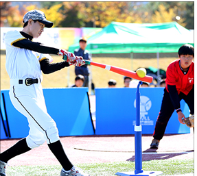 티볼은 베팅티 위에 볼을 올려놓고 정지된 볼을 때리는 야구형 뉴ㅍ스포츠이다. 티볼 홈페이지 갈무리.