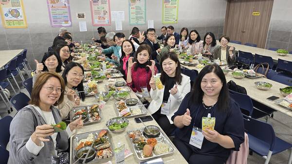 홍콩 초.중.고교 교장.교감단으로 구성된 팸투어단이 애월중학교에서 급식체험을 하고 있다. <사진=제주관광공사>