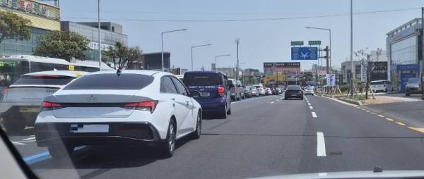 버스 중앙차로 시행을 앞둔 7일 제주시 오라오거리에서 공항 방면 좌회전 차로에 차량들이 긴 줄을 서서 대기하고 있다.