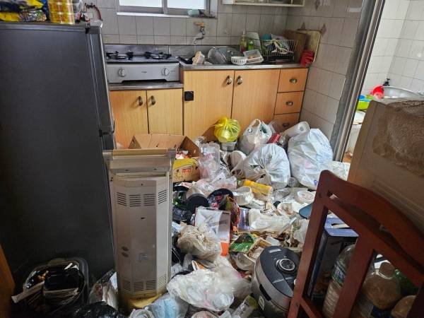 저장 강박증으로 A씨의 집 안에 쓰레기가 쌓인 모습.