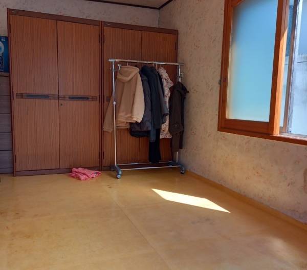 이웃과 자원봉사자의 도움으로 A씨의 집 안이 깨끗하게 정리된 모습.