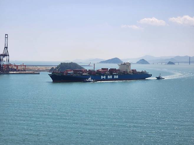 부산 신항에 입항하는 'HMM 브레이브'호./사진=도다솔 기자