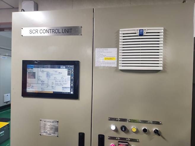펄호 기관실 내 SCR 컨트롤러./사진=도다솔 기자