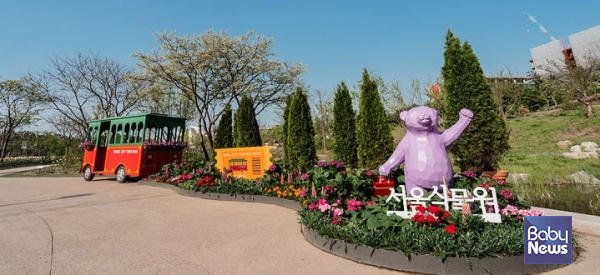 서울식물원에 설치된 곰 세 마리 조형물. ⓒ서울식물원 홈페이지 갈무리