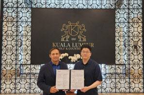 ‘Mr. Adam Christopher Nathan Calver‘ KLGCC 총지배인과 김진수 모나용평 부사장이 전략적 업무협약을 체결한 뒤 기념사진을 찍고 있다. (사진=모나용평)