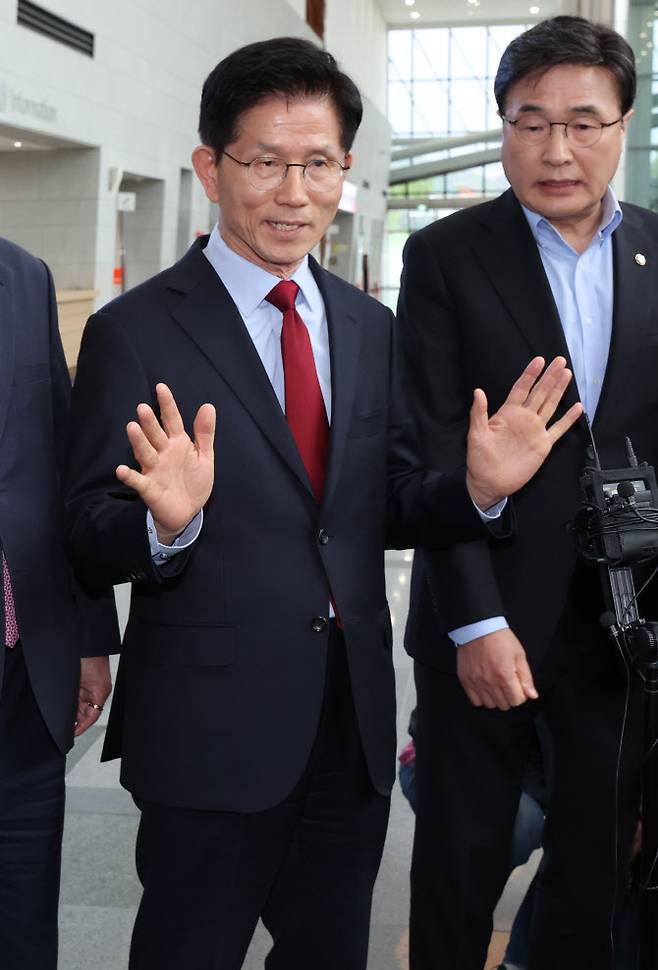 국민의힘 김문수 대선 후보가 6일 아시아태평양경제협력체(APEC) 회의장인 경북 경주시 경주화백컨벤션센터에서 무소속 한덕수 대선 예비후보와의 단일화 압박에 반발하며 후보 일정 중단을 선언하고 있다. (사진=연합뉴스)