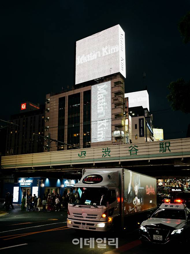 지난달 25일 일본 시부야 중심부에는 K패션 브랜드 ‘마뗑킴’ 옥외 광고가 쉼없이 노출되고 있었다. (사진=김정유 기자)