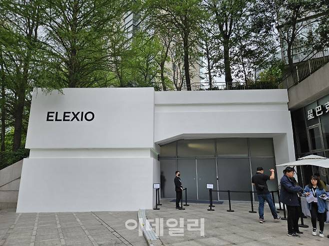 지난달 22일 중국 상하이 스튜디오 88 스페이스에서 북경현대의 일렉시오 사전 공개 행사 준비 작업이 한창이다. (사진=이데일리 이명철 특파원)