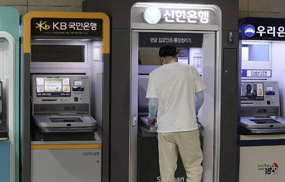 위 사진은 기사 내용과 관련 없음. 서울의 한 건물에 설치된 은행 ATM기. (사진=연합뉴스)