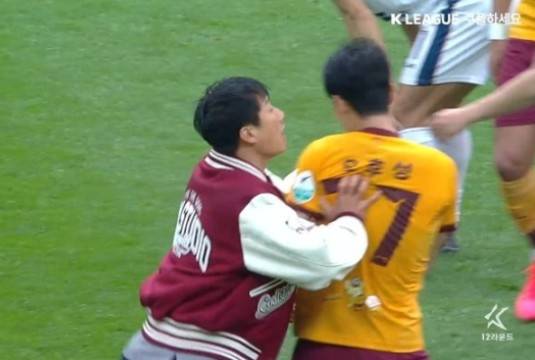 5일 김천상무와 경기에서 전반전 종료 직후 오후성을 밀치는 이정효 감독