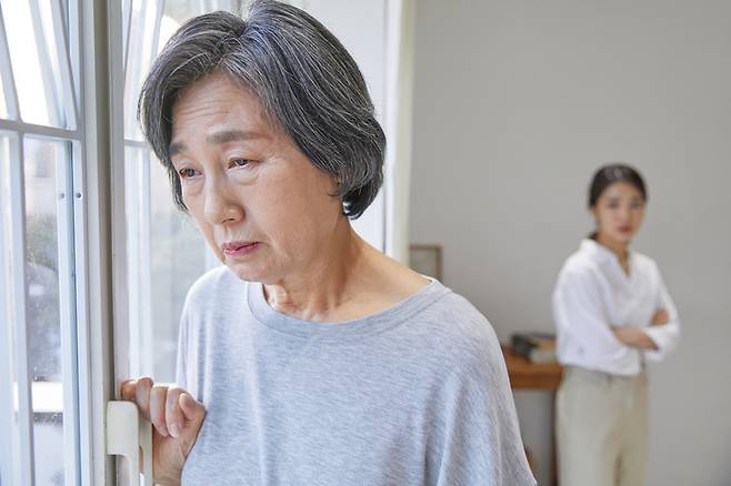 치매가 심한 시어머니 예금 계좌에서 요양 비용을 꺼내 쓸 수 있을까? 금융 기관 등은 치매 환자 명의의 예금을 다른 사람이 대신 거래하는 것을 허용하지 않는다. 원칙적으로 본인이 아니면 예금 인출을 할 수 없다.  [사진=게티이미지뱅크]