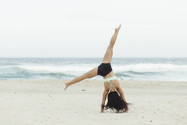 우리말로 옆돌기라고 하는 카트휠은 한 손으로 땅을 짚고 머리를 중심으로 몸을 옆으로 360도 회전하는 동작이다. 체조의 기본 기술인 카트휠은 요가, 춤, 서커스 등에서도 활용된다. 사진은 기사와 관계없음. [사진=게티이미지뱅크]