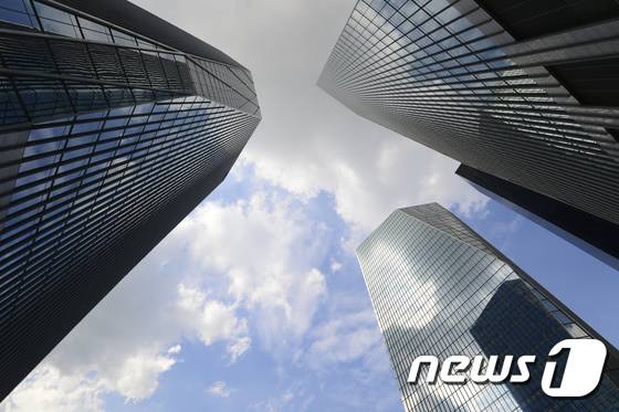 서울 도심 하늘 2017.8.1/뉴스1 ⓒ News1 신웅수 기자