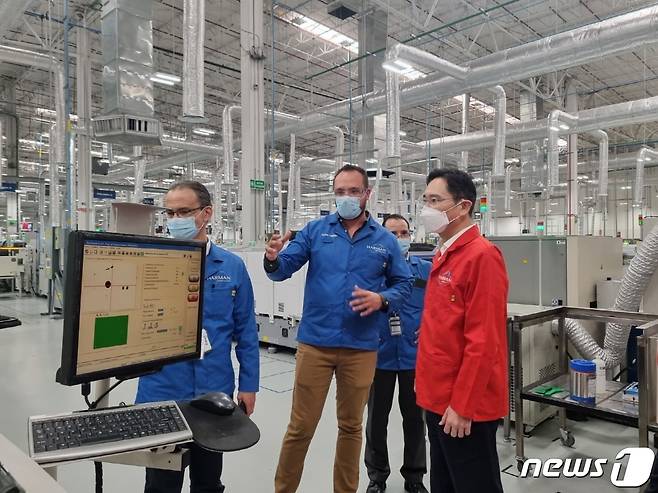 이재용 삼성전자 당시 부회장이 지난 2022년 9월  멕시코에 위치한 하만 공장을 방문, 관계자로부터 사업 현황을 보고 받고 있다. (삼성전자 제공) 2022.9.12/뉴스1