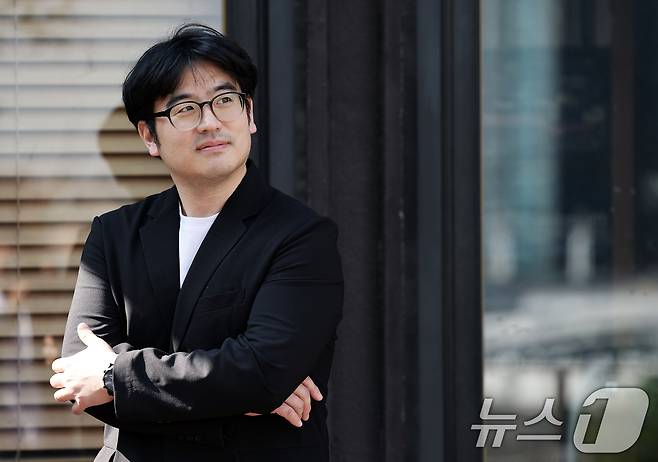 사회학자 오찬호 교수가 23일 서울 중구의 한 카페에서 열린 뉴스1과의 인터뷰에서 포즈를 취하고 있다. 2025.4.23/뉴스1 ⓒ News1 오대일 기자