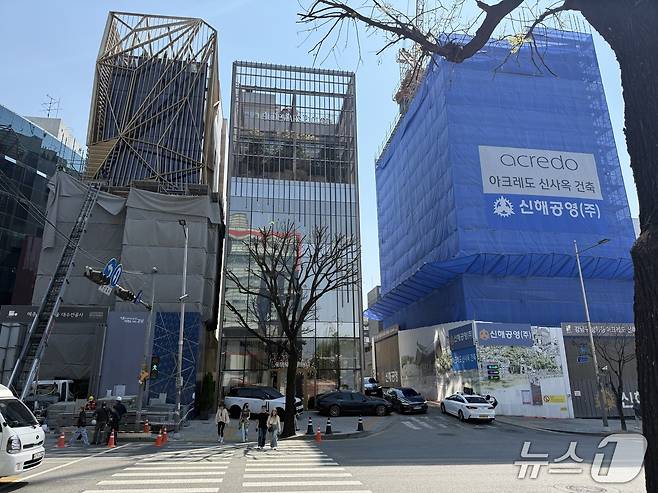서울 청담동 명품거리에 럭셔리 브랜드들이 잇따라 매장 개점을 위한 공사에 한창이다.ⓒ 뉴스1/김진희 기자.