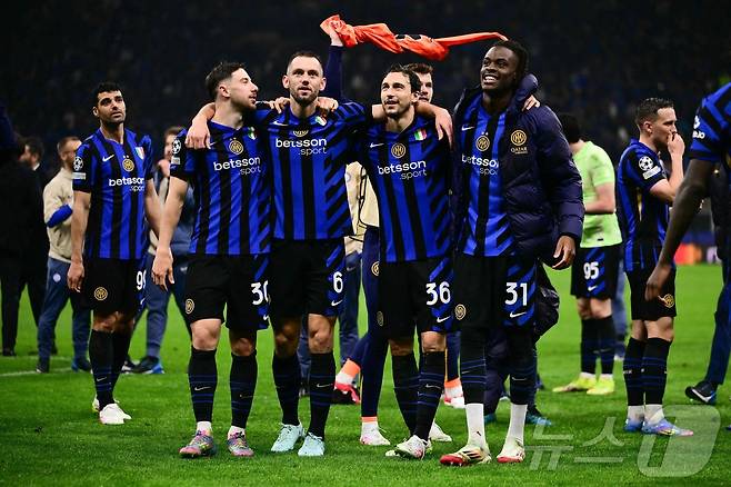 인터밀란 선수들이 UCL 결승 진출을 확정한 뒤 승리를 자축하고 있다. ⓒ AFP=뉴스1