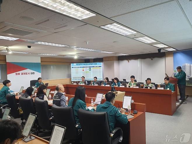 대전시가 14일 시청 재난안전상황실에서 여름철 풍수해 재난 대응 능력 강화를 위해 대전경찰청, 소방본부, 자치구 및 협업부서가 참여하는 토론식 합동훈련을 실시하고 있다. (대전시 제공) 2024.5.14/뉴스1