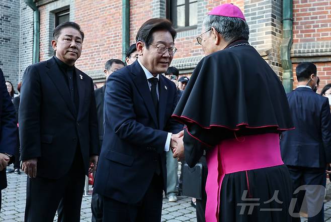 이재명 더불어민주당 대선 경선 후보가 23일 서울 명동대성당 지하성당에 마련된 프란치스코 교황 분향소에 조문하기 앞서 구요비 천주교 서울대교 총대리와 만나 대화를 나누고 있다. 2025.4.23/뉴스1 ⓒ News1 김도우 기자