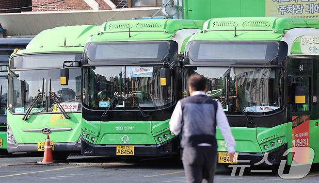 서울 시내버스 노조가 준법투쟁을 재개한 7일 오전 서울 성동구 태진운수에 주차된 시내버스 운전석에 준법운행을 알리는 피켓이 놓여져 있다. 준법운행은 승객이 탑승 후 자리에 앉는 등 안전이 확보된 것을 확인 후 출발하거나, 앞서가는 차를 추월하지 않는 식의 방법으로 버스의 연착을 유도하는 방식이다. 2025.5.7/뉴스1 ⓒ News1 김성진 기자