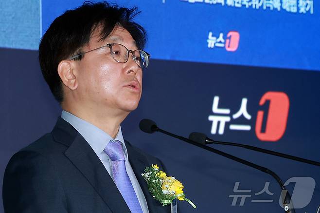 이영섭 뉴스1 대표이사가 7일 서울 여의도 페어몬트 호텔에서 열린 뉴스1 미래포럼에서 개회사를 하고 있다. ‘트럼프 2.0과 新한국:위기 극복 해법 찾기’를 주제로 열린 이번 포럼은 뉴스1 주최로 열렸다. 2025.5.7/뉴스1 ⓒ News1 김진환 기자