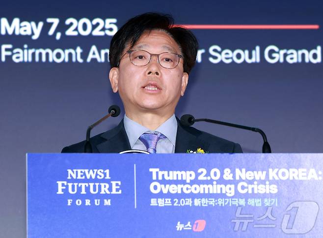 이영섭 뉴스1 대표이사가 7일 서울 여의도 페어몬트 호텔에서 열린 뉴스1 미래포럼에서 개회사를 하고 있다. ‘트럼프 2.0과 新한국:위기 극복 해법 찾기’를 주제로 열린 이번 포럼은 뉴스1 주최로 열렸다. 2025.5.7/뉴스1 ⓒ News1 김진환 기자