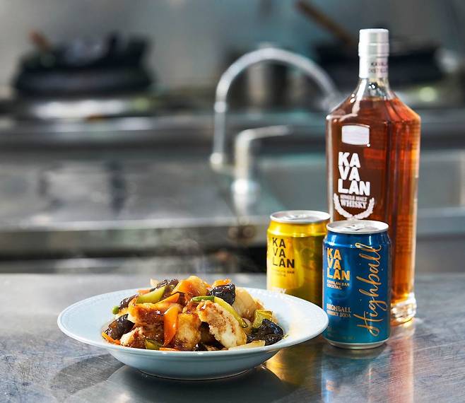 이연복 셰프와 협업한 카발란.(골든블루 인터내셔널 제공)