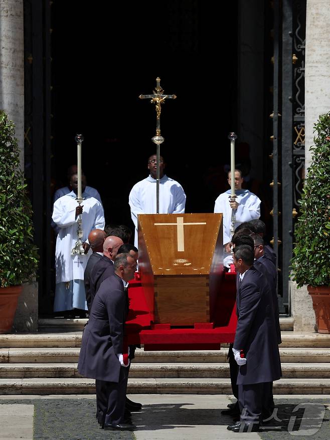 26일 (현지시간) 바티칸의 성 베드로 광장에서 열린 프란치스코 교황의 장례 미사를 마친 뒤 관이 마지막 안식처인 로마의 산타 마리아 마조레 대성당으로 옮겨 지고 있다. 2025.04,27 ⓒ 로이터=뉴스1 ⓒ News1 우동명 기자
