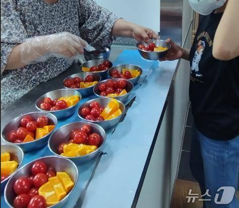 과일 배식 사진.(서울시 제공)