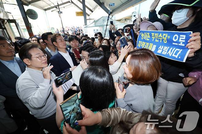 이재명 더불어민주당 대통령 후보가 2차 골목골목 경청투어 마지막 날인 7일 오전 전북 임실군 임실시장을 찾아 인사하고 있다. (공동취재) 2025.5.7/뉴스1 ⓒ News1 안은나 기자