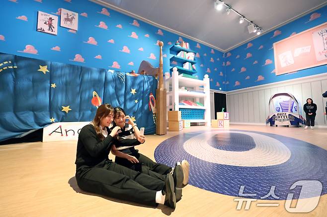 7일 오전 서울 성동구 성수문화예술마당에서 열린 '문도 픽사(Mundo Pixae): 픽사, 상상의 세계로' 미디어데이에서 관계자가 체험공간을 소개하고 있다. 2025.5.7/뉴스1 ⓒ News1 황기선 기자