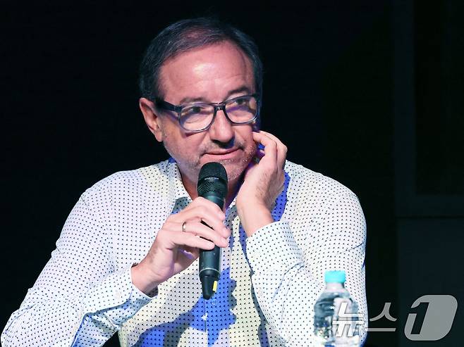 페르난도 모야 골든피크 라이브 엔터테인먼트의 CEO가 7일 서울 덩동구 성수문화예술마당에서 열린 '문도 픽사(Mundo Pixae): 픽사, 상상의 세계로' 미디어데이에서 취재진 질문에 답하고 있다. 2025.5.7/뉴스1 ⓒ News1 황기선 기자