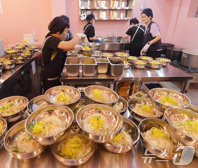 26일 광주 서구 금호1동에 개소한 '천원국시 6호점'에서 직원들이 국수를 요리하고 있다.(광주 서구 제공) 2024.6.26/뉴스1