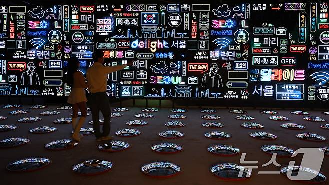 7일 서울 종로구 도화서길 디원에서 열린 '2025 딜라이트 서울' 미디어아트 전시 언론공개 행사에서 모델들이 전시 작품을 소개하고 있다. 2025.5.7/뉴스1 ⓒ News1 이동해 기자