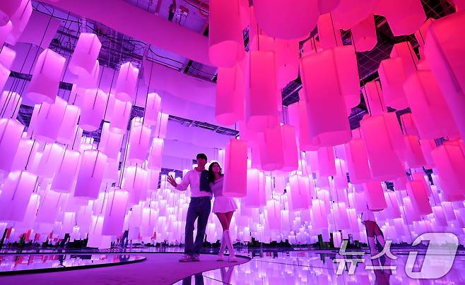 7일 서울 종로구 도화서길 디원에서 열린 '2025 딜라이트 서울' 미디어아트 전시 언론공개 행사에서 모델들이 전시 작품을 소개하고 있다. 2025.5.7/뉴스1 ⓒ News1 이동해 기자