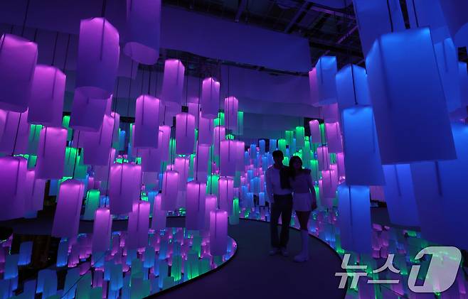 7일 서울 종로구 도화서길 디원에서 열린 '2025 딜라이트 서울' 미디어아트 전시 언론공개 행사에서 모델들이 전시 작품을 소개하고 있다. 2025.5.7/뉴스1 ⓒ News1 이동해 기자