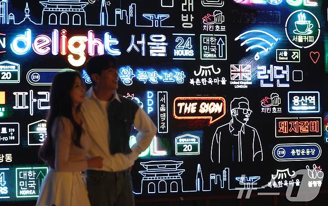 77일 서울 종로구 도화서길 디원에서 열린 '2025 딜라이트 서울' 미디어아트 전시 언론공개 행사에서 모델들이 전시 작품을 소개하고 있다. 2025.5.7/뉴스1 ⓒ News1 이동해 기자